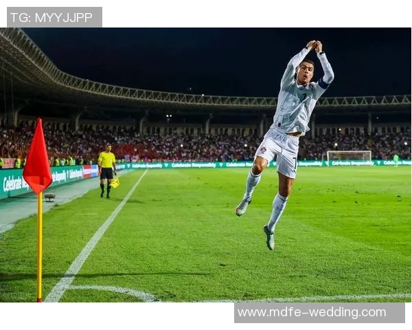 足球巨星赛场瞬间定格激情抓拍展现力量与美感 足球巨星赛场瞬间定格激情抓拍展现力量与美感